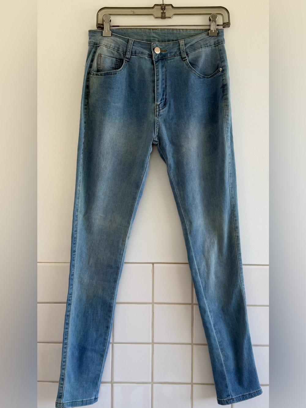 Women’s Light Wash Blue Denim Slim Fit Jeans 5 Pocket 5 Belt loops. Sz: M